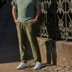 З чим носити оливкові чоловічі штани
